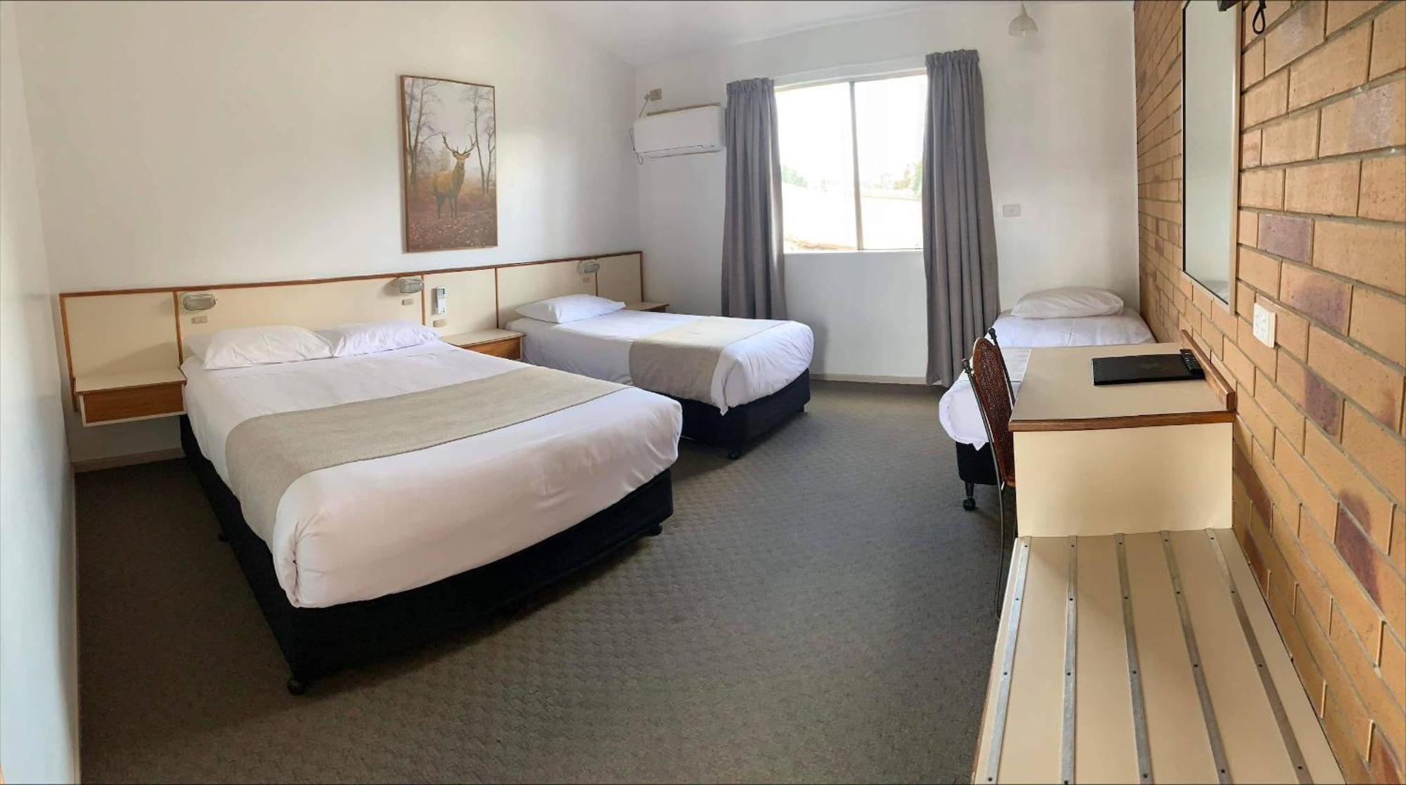 Wild Scotsman Motor Inn Gin Gin Qld Exterior photo